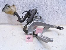 SUZUKI GSXR750 GSXR1100 SLABSIDE RIGHT FRONT FOOTREST HANGER COMPLETE (10E)