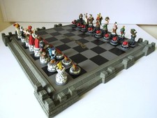VNTAGE LONEY TUNES CHESS SET  FRANKLIN MINT-WARNER BROSS  AND BOARD
