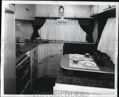 1968 press photo - press, around