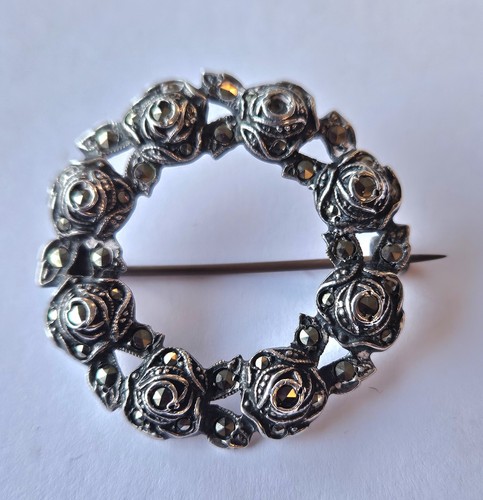 Stamped silver wreath brooch - stamped,