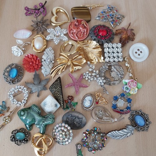 Items vintage x brooches - items,