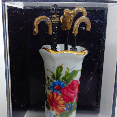 Reutter porcelain painted - 1:12,