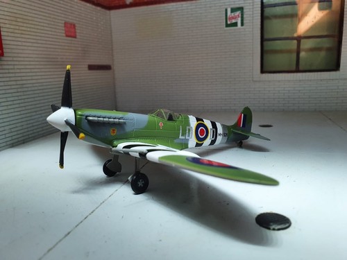 Spitfire mk9b scale - 1:72,