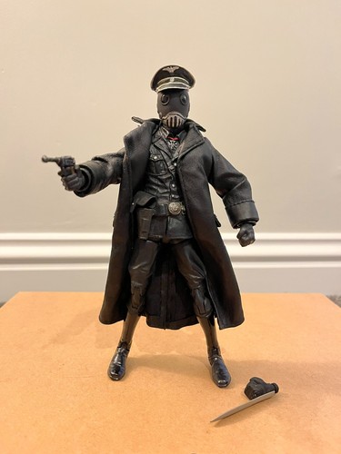 Mezco hellboy officer - hellboy, karl