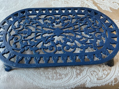 Cast iron trivet pot - , in
