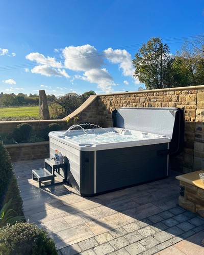 Luxury hot tub 100 - hot,