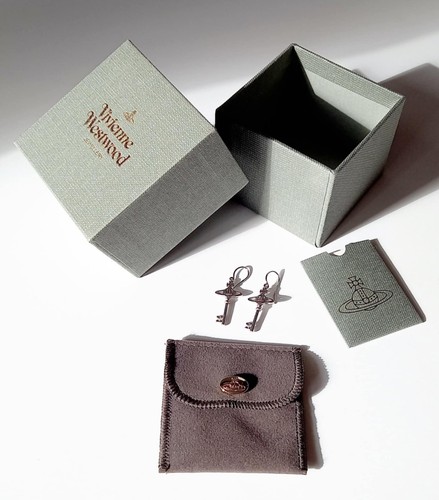 Authentic vivienne westwood - authentic,