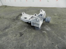 107. 2007 VOLVO S80 D5. ENGINE MOUNT