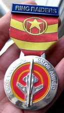 MATCHBOX CARS RING RAIDERS vintage 1988 Cmdr Yakamura Valor Award MEDAL BADGE