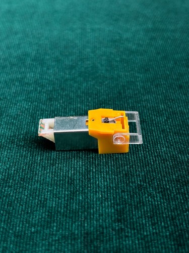 Phono cartridge with - with, stylus