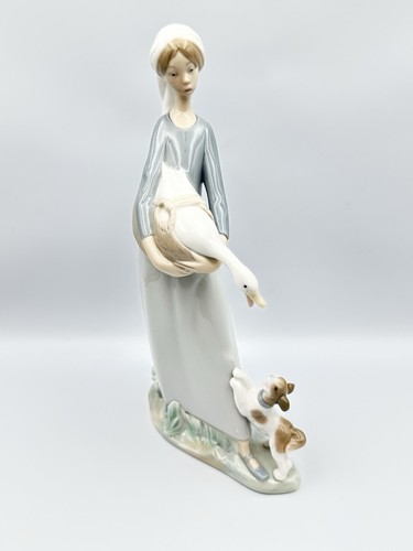 Lovely retired lladro figure - retired,