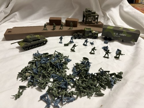 Vintage mini army men - men,, a