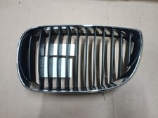 BROKEN CLIP   BMW 1 SERIES E87 2004-2007 FRONT GRILLE  PASSENGER SIDE LEFT SIDE