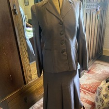 Original Ladies 1940’s Grey 2 Piece Suit Skirt And Jacket Lovely Condition.
