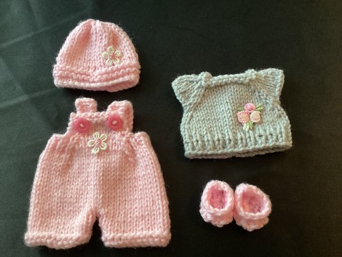 Hand knitted dolls clothes - , to