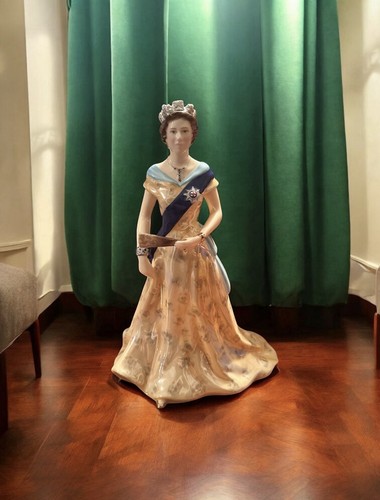 Royal worcester queen - h.m,