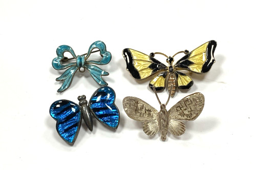 Lot brooches including - brooches,