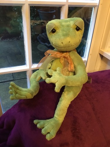 Charlie bears kisses frog - charlie, (frog