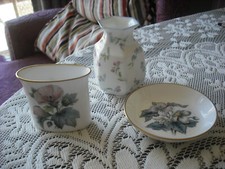 3 X QUALITY BONE CHINA PIECES ROYAL WORCESTER VASE & PIN TRAY - WEDGWOOD VASE