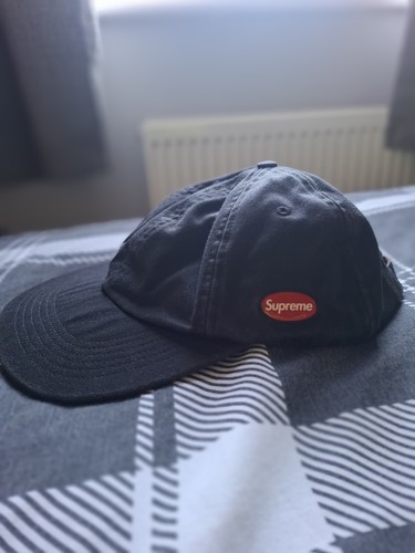 Black supreme side - panel, cap