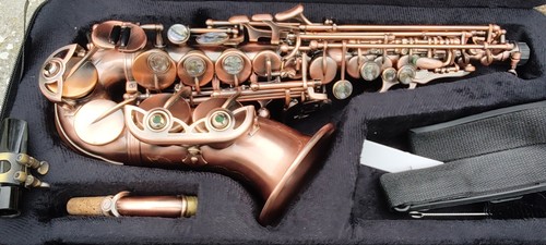 Soprano saxophone curved in - soprano,