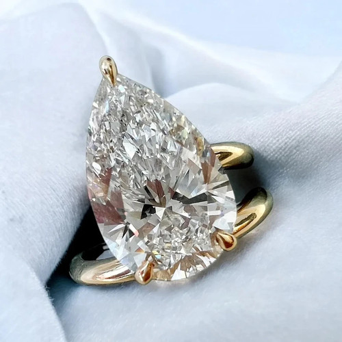 White moissanite pear - 4.50, ct