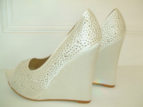 Size 7 white or ivory - 4, 6