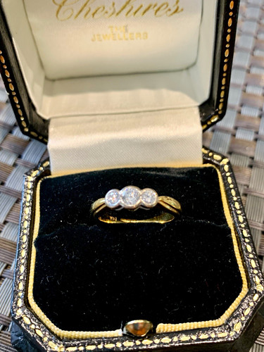 18ct yellow gold three stone - 18ct,