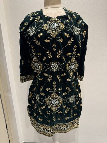 Stunning dark green gold - &,