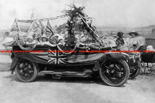 F015686 decorated car - f015686, peace
