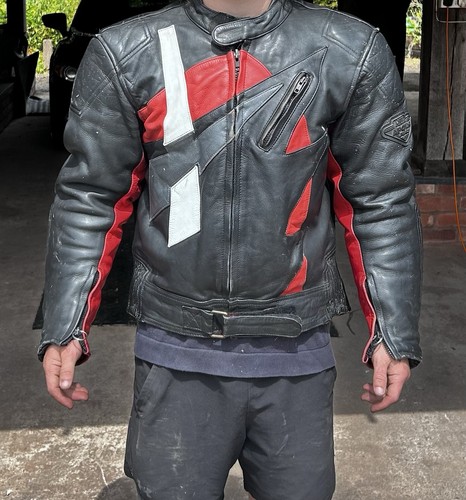 Black red white vintage - black,