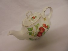 VINTAGE RINGTONS QUEEN'S VIRGINIA STRAWBERRY FINE BONE CHINA TEAPOT