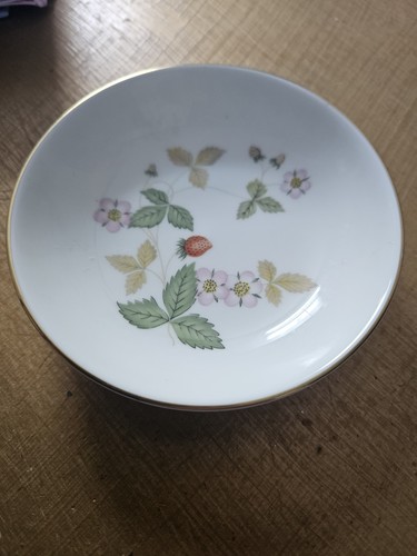 Wedgwood wild strawberry bone - strawberry,