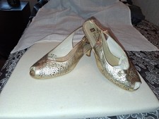 ladies slingback shoes size 6 Bronze in colour without flower detail. Small heel