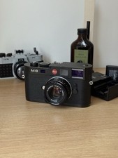 Leica M8 Digital Camera Body Black Rangefinder Low shutter and 2 batteries