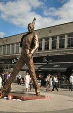 PHOTO  FREDDIE MERCURY STATUE