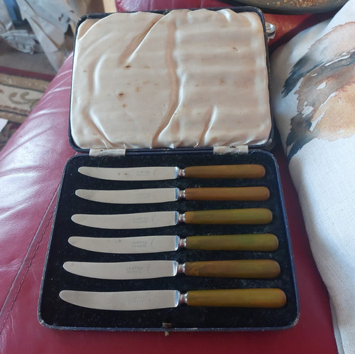 Cased set justice dundee - set, of