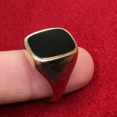 Solid 9ct yellow gold - yellow, onyx