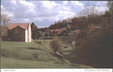 HUTTON-LE-HOLE, Yorkshire - Vintage POSTCARD