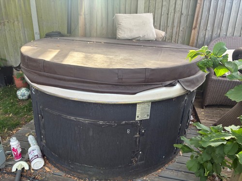 Coyote hot tub - coyote,
