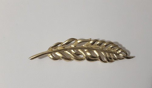 Gold tone leaf brooch marked - tone,
