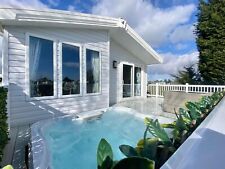 Luxury Lakeside lodge with hot tub