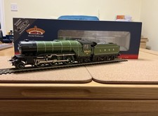 Bachmann OO LNER V2 Locomotive 4843 King’s Own Yorkshire Light Infantry 35-201Z 