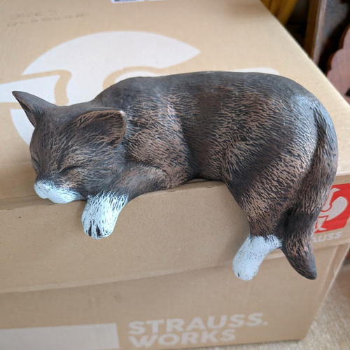 Sleeping cat figurine - sleeping,