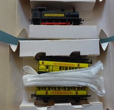 Farish N Gauge Unpowered Shredded Wheat 0-6-0 Loco and two Four Wheel Coaches