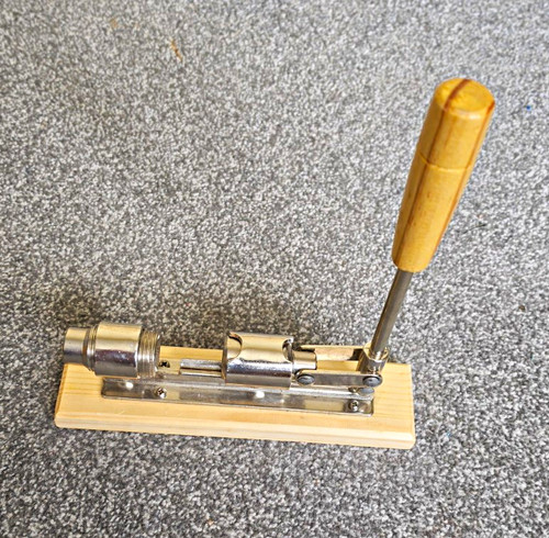 Manual adjustable nut cracker - manual,