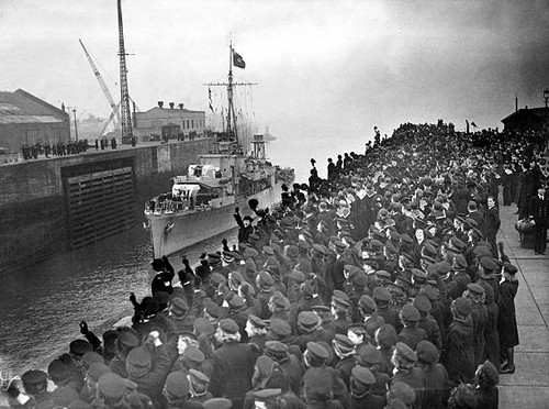 Cheering sailors wrens the - sailors,