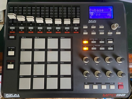 Akai mpd32 usb - usb/midi, pad