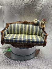 ORNAMENTAL RESIN MINIATURE SETTEE SOFA TO DISPLAY YOUR SMALL COLLECTABLE BEARS