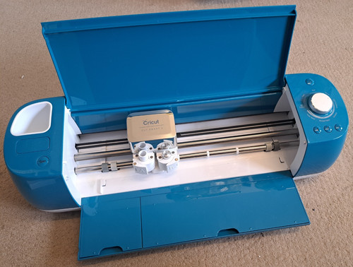 Cricut explore air cutting - cricut,